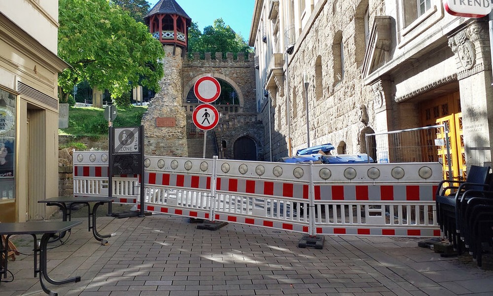 Abschnitt von Am Römertor nach Fassadenschaden gesperrt
