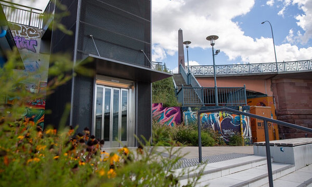 Aufzug in Kastel nach monatelanger Reparatur wegen Vandalismus wieder nutzbar