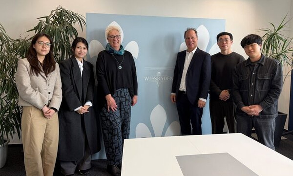 Delegation aus Südkorea informiert sich in Wiesbaden über integriertes Modell der Wohnraumversorgung Delegation aus Südkorea informiert sich in Wiesbaden über integriertes Modell der Wohnraumversorgung