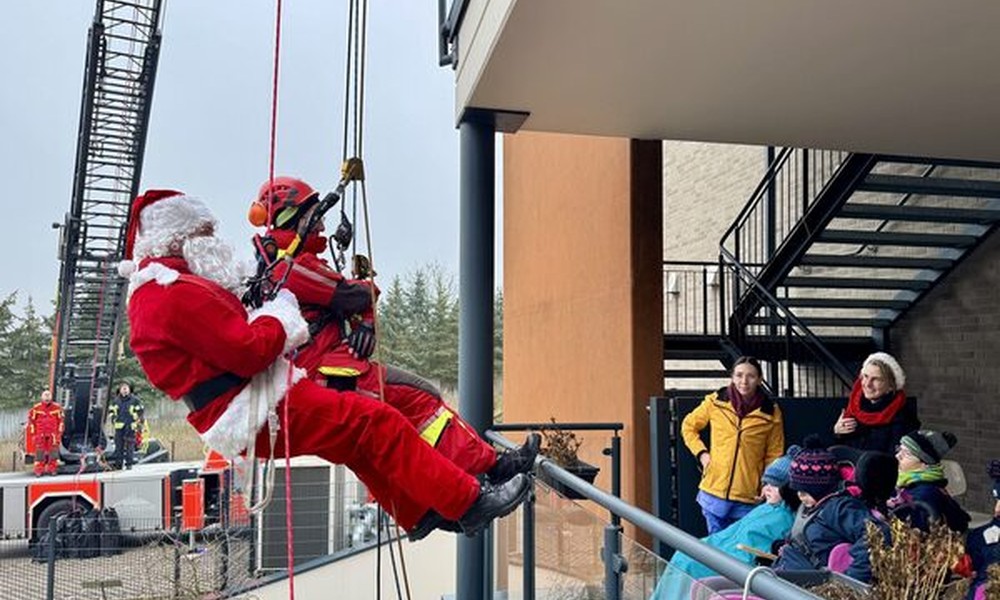 Feuerwehr seilt sich als Nikolaus ab und überrascht Bewohner des Zwerg Nase Zentrums Feuerwehr seilt sich als Nikolaus ab und überrascht Bewohner des Zwerg Nase Zentrums