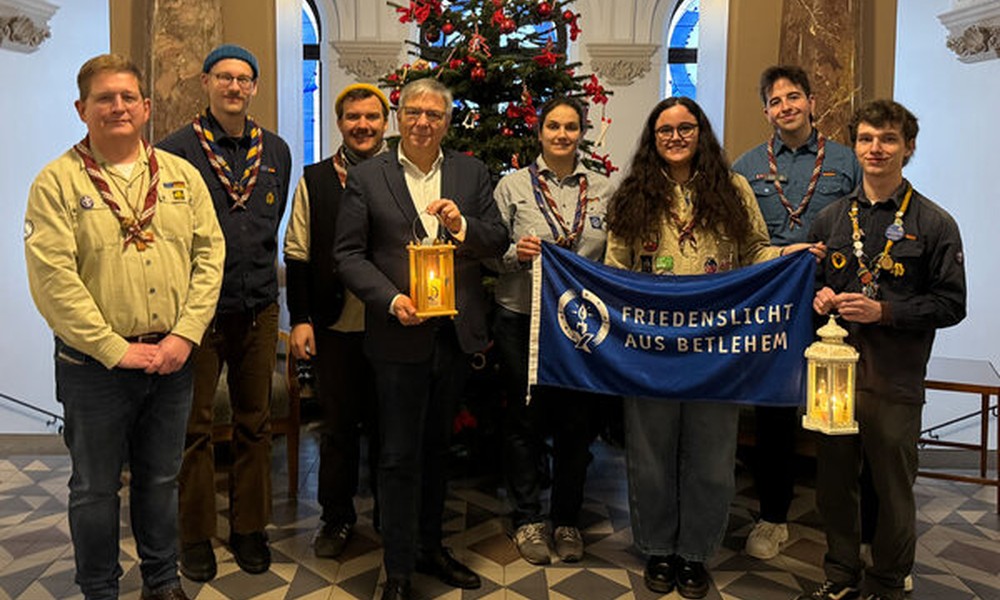 Friedenslicht im Rathaus: Mende empfängt Pfadfinder und mahnt zur Courage für Frieden