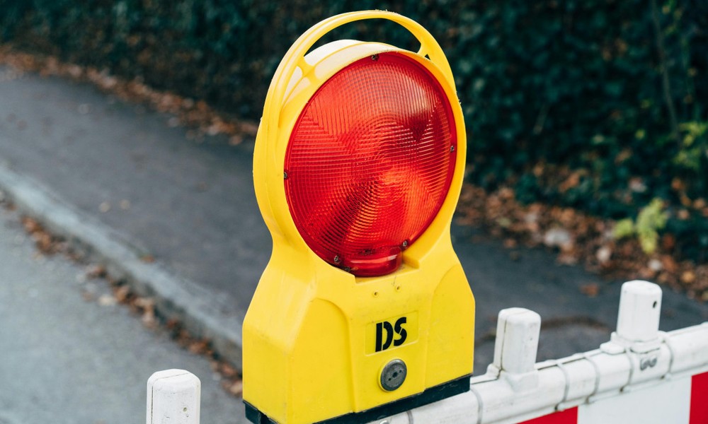Gartenfeldstraße in Walluf zwei Wochen voll gesperrt wegen Dachsanierung