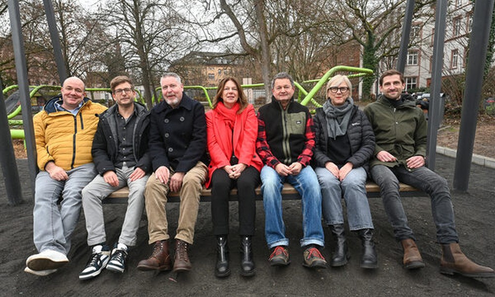 Große Hollywoodschaukel auf dem Schulberg bietet neuen Aussichtspunkt über Wiesbaden