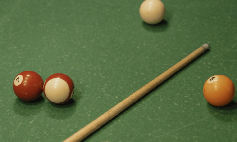 Informelles Gespräch am Billardtisch: Landrat Zehner sucht den Austausch mit Jugendlichen