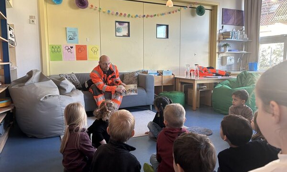 Kehrmaschinenfahrer liest in Kita: Entsorgungsbetrieb beteiligt sich am Bundesweiten Vorlesetag Kehrmaschinenfahrer liest in Kita: Entsorgungsbetrieb beteiligt sich am Bundesweiten Vorlesetag