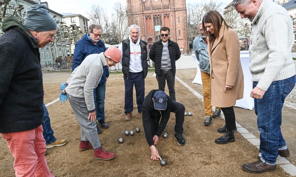 Luisenplatz nimmt Boulesaison wieder auf: Kostenfreie Bahnen und Leihservice per App