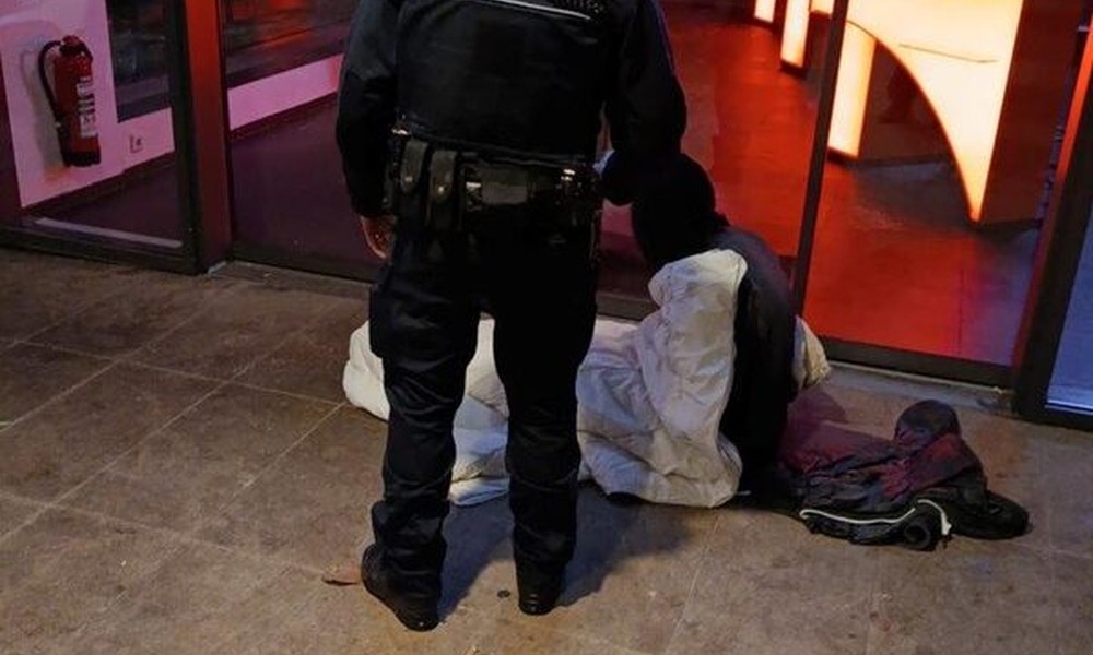 Nächtliche Streife: Stadtpolizei verteilt heißen Tee an Menschen ohne festen Wohnsitz Nächtliche Streife: Stadtpolizei verteilt heißen Tee an Menschen ohne festen Wohnsitz