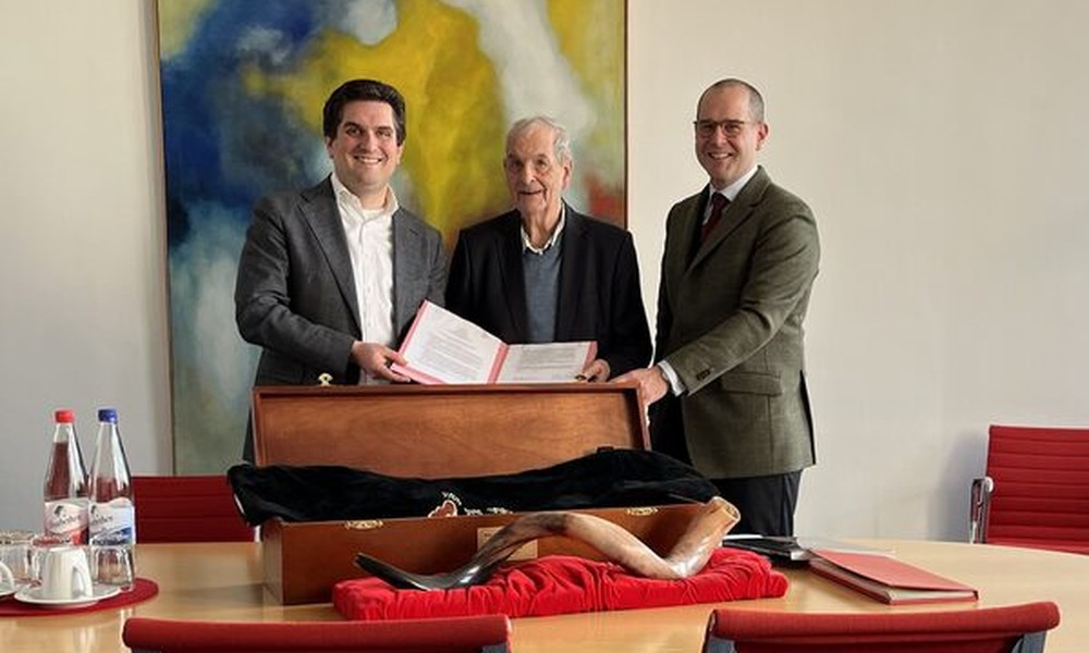 Theaterintendant Manfred Beilharz übergibt seinen künstlerischen Vorlass an das Stadtarchiv Wiesbaden Theaterintendant Manfred Beilharz übergibt seinen künstlerischen Vorlass an das Stadtarchiv Wiesbaden