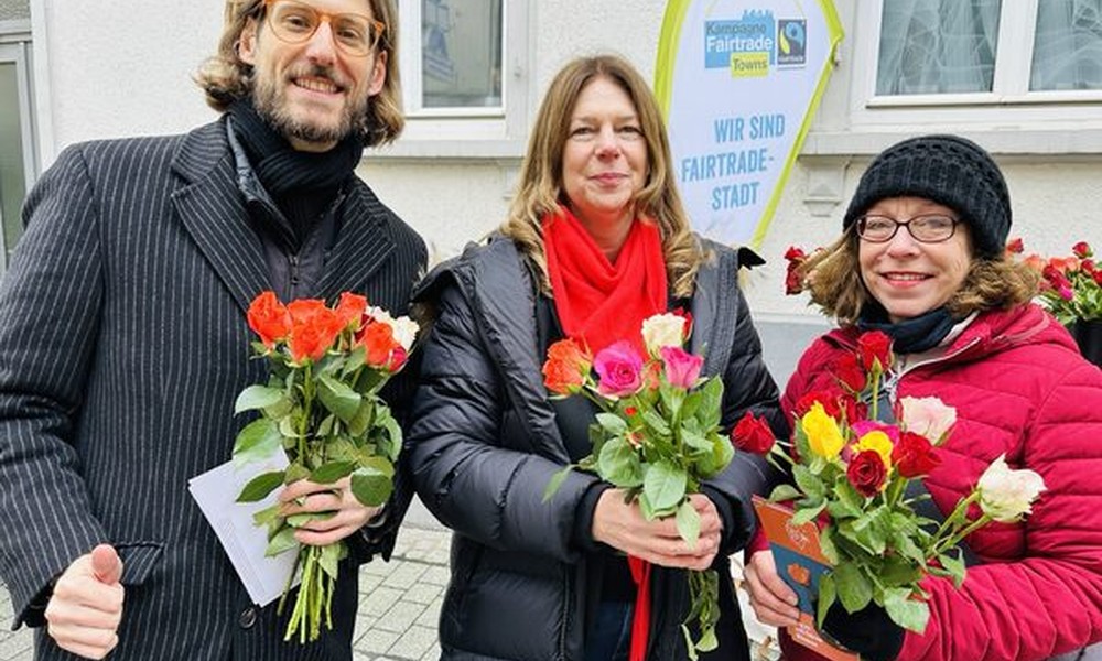 Valentinstag in Wiesbaden: Rosen mit Fairtrade-Info sollen auf Arbeitsbedingungen aufmerksam machen Valentinstag in Wiesbaden: Rosen mit Fairtrade-Info sollen auf Arbeitsbedingungen aufmerksam machen