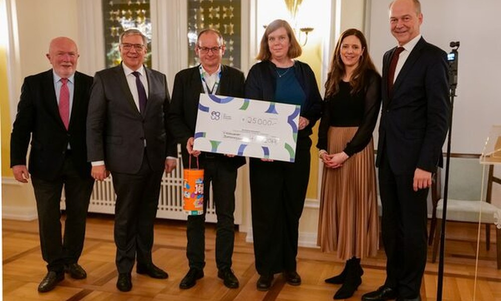 Wiesbaden ehrt neue Beratungsstelle für gehörlose Menschen mit 25.000 Euro Preisgeld Wiesbaden ehrt neue Beratungsstelle für gehörlose Menschen mit 25.000 Euro Preisgeld