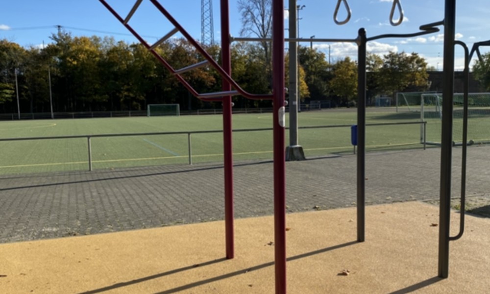 Wiesbaden eröffnet Calisthenics Station und öffentlichen Basketballkorb am Sportplatz Amöneburg
