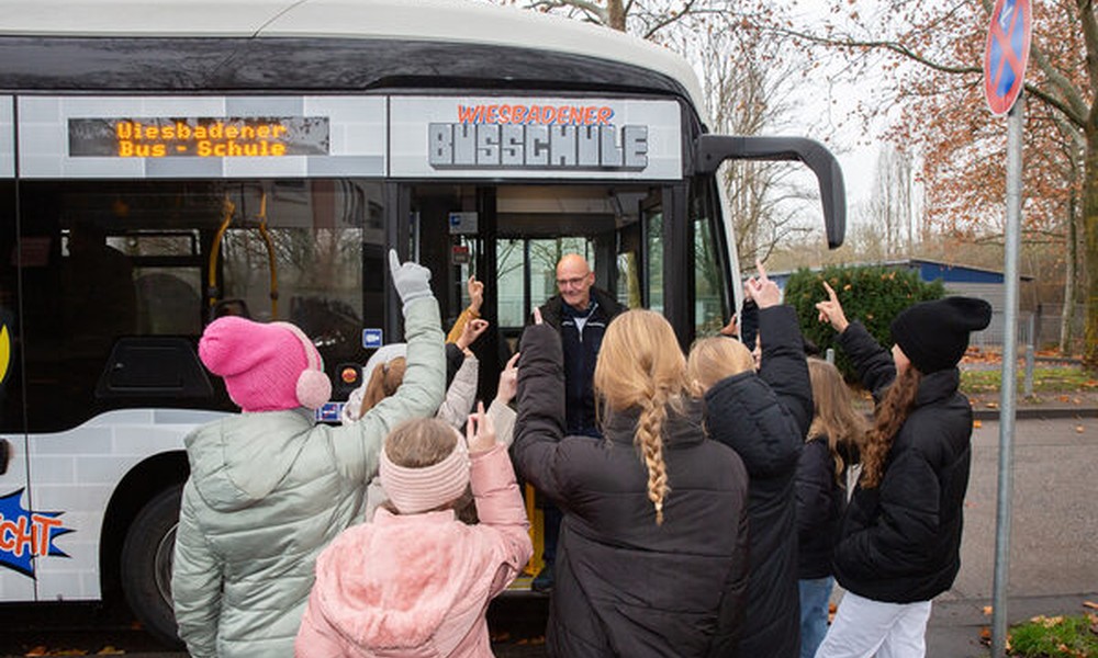 Wiesbadener Busschule bildet jährlich rund 1.800 Kinder in sicherem Verhalten im Bus aus Wiesbadener Busschule bildet jährlich rund 1.800 Kinder in sicherem Verhalten im Bus aus