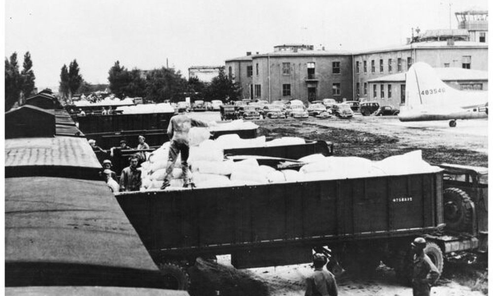 Wiesbadener Foto von Rosinenbombern Teil der neuen Dauerausstellung in Bonn