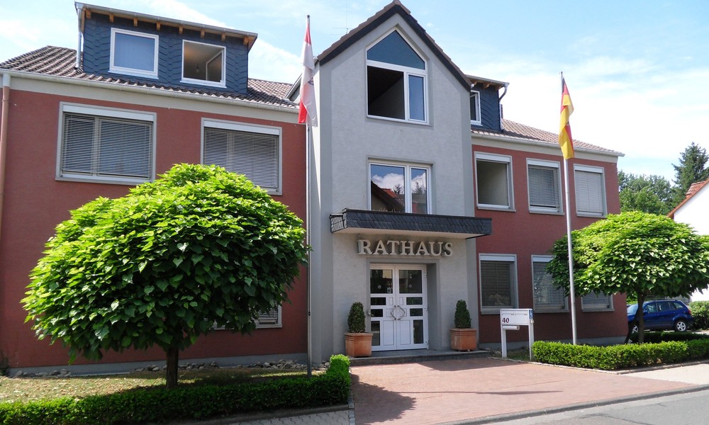 Wunschbaum vor dem Wallufer Rathaus nimmt Wünsche benachteiligter Kinder auf Wunschbaum vor dem Wallufer Rathaus nimmt Wünsche benachteiligter Kinder auf